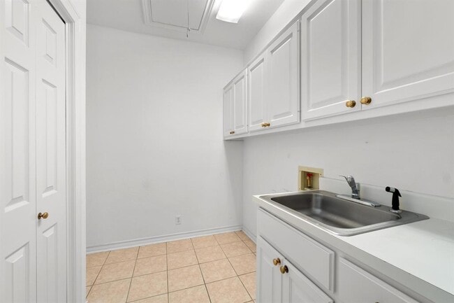 Building Photo - 6002 Ascot Cove