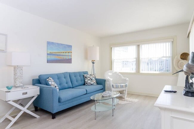 Building Photo - 1102 N Lumina Ave