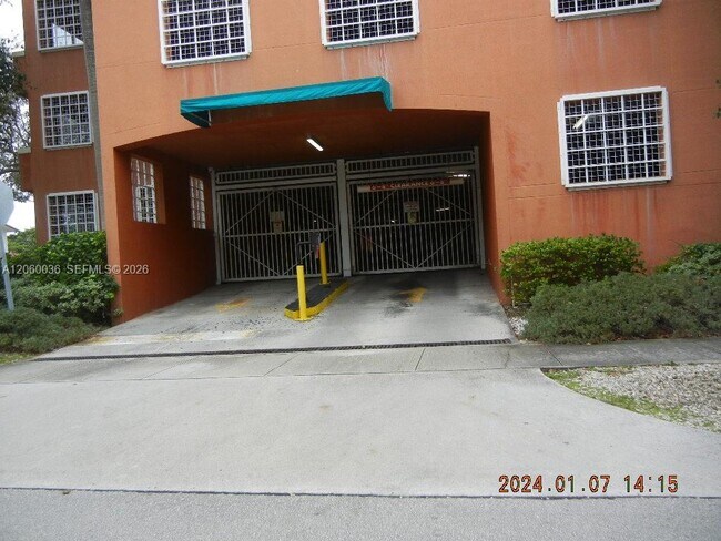 Building Photo - 215 SW 42nd Ave