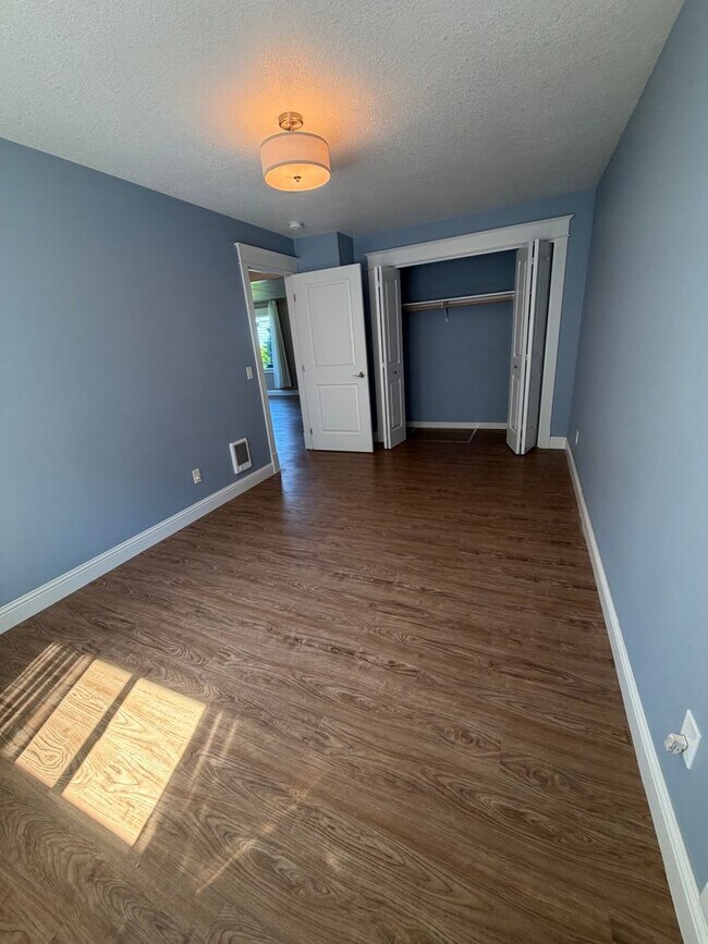 Building Photo - 3521 Harrison Dr