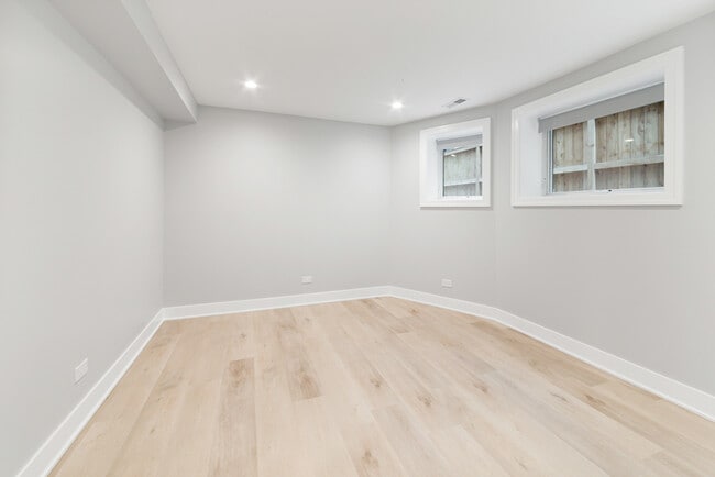 Building Photo - 935 W Winona St