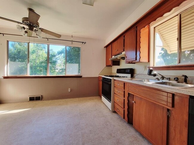 Building Photo - 712 Arthur Dr