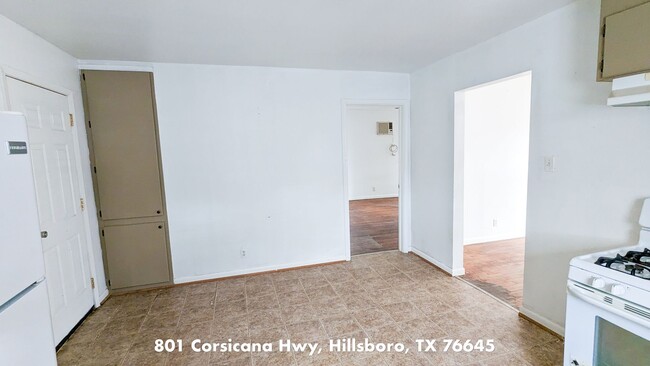 Building Photo - Cute House with Huge Yard and Private Parking