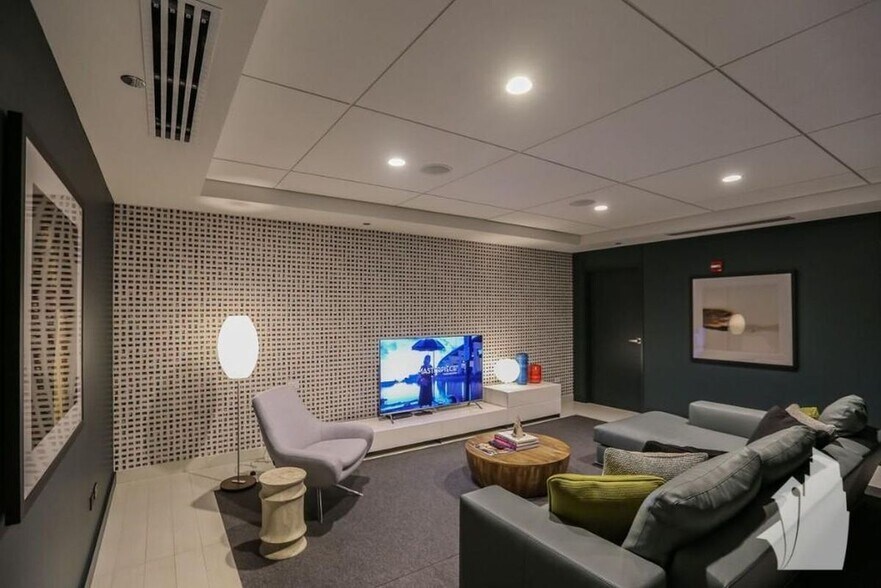 Building Photo - 637 N Wells St