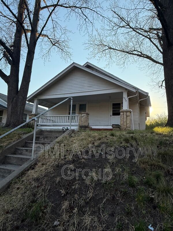 Building Photo - 1228 SW Woodward Ave