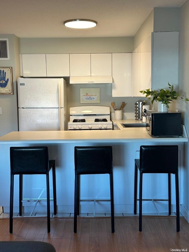 Building Photo - 170 W Broadway