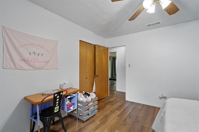Building Photo - 203 Serenada Dr