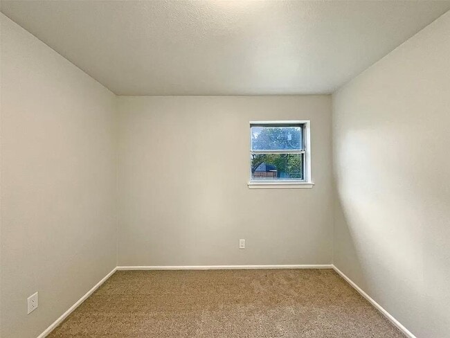 Building Photo - MOVE IN READY