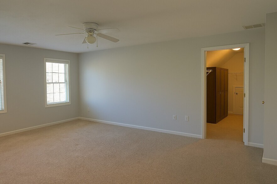 Building Photo - 6 Pepperbush Court