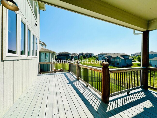 Building Photo - Exceptional Olathe Home in the Cedar Creek Subdivision w/ Wood Floors and a Finished Basment!