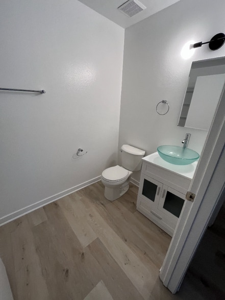 Building Photo - 555 Oak St