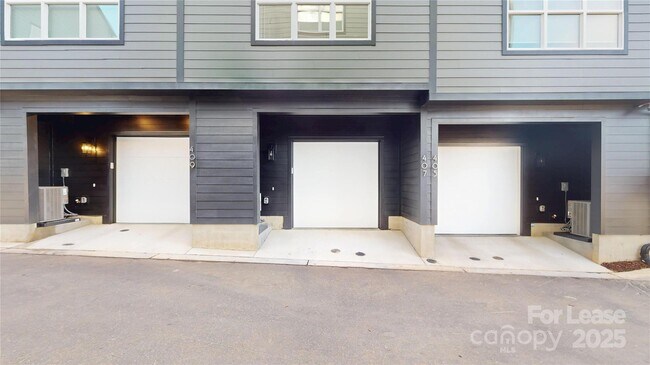 Building Photo - 407 Devender Ln