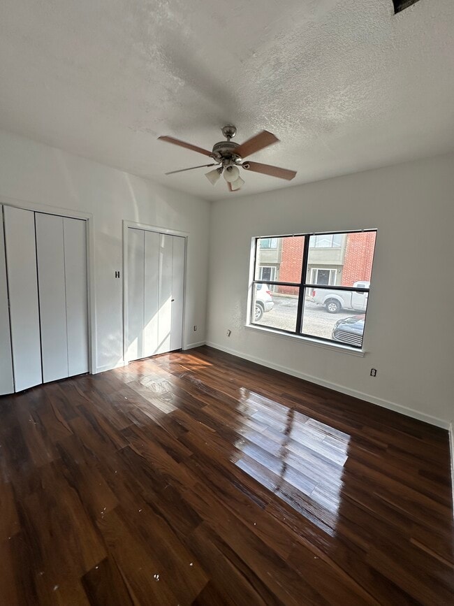 Building Photo - 1221 W Hopkins St
