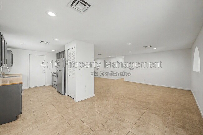 Building Photo - 2104 N Comanche Dr