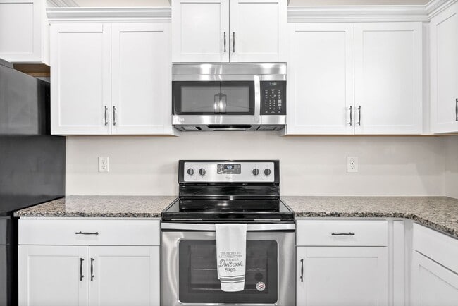 Building Photo - Pet Friendly Three Bedroom with Bonus!