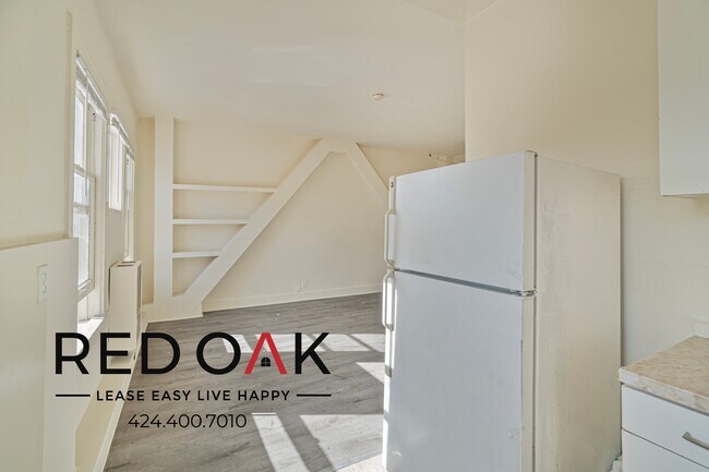 Building Photo - 537 S Kenmore Ave