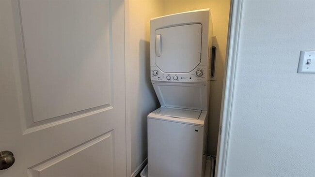 Building Photo - 192 Gabbro Gdns