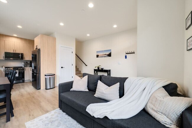 Building Photo - 823 NE 70th St