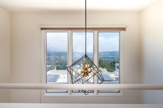 Building Photo - COMING SOON 4-bedroom, 4 bath unit in the desirable Los Feliz