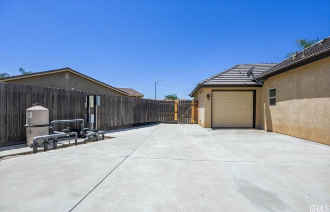 Building Photo - Luxury Furnished 4-Bed Home w/ Pool, Spa, ...