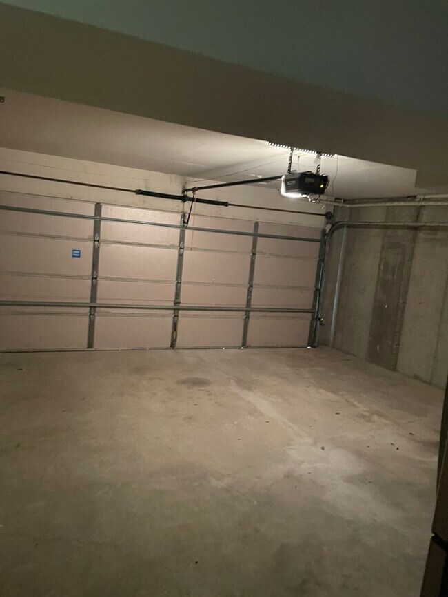 Building Photo - Beautiful 2 Bed, 1.5 Bath Townhome on the Edge of the Desirable Hill Neighborhood Available for Rent