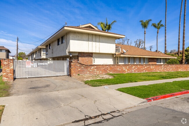 Building Photo - Garden Villas