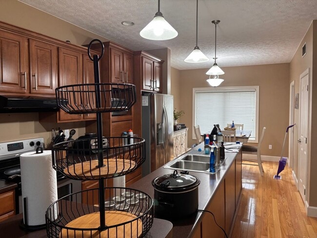 Building Photo - 2 Bedroom/2.5 Bath Townhome located in a Gated Community with a Water Front View! Available on 8/...