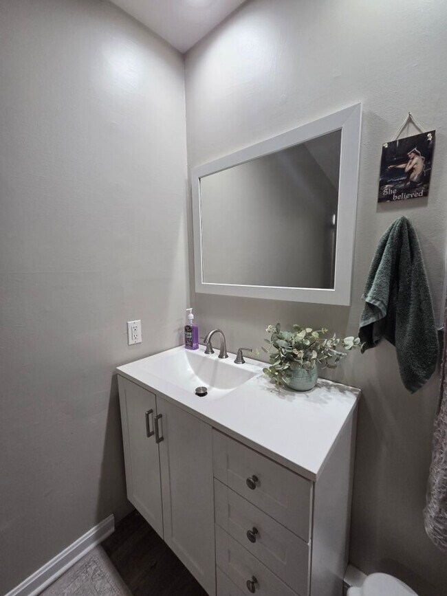 Building Photo - $1,800 - 3 Bedroom 2 Bathroom Gorgeous and Unique Furnished House in Webster