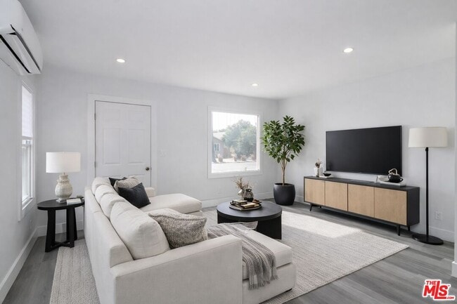 Building Photo - 2303 W 30th St