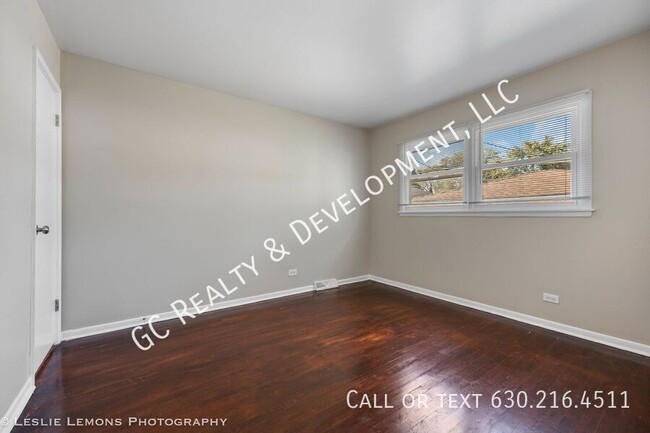 Building Photo - *** SCHOOL DISTRICT 25 / 3 BDRM -1.5 BTH /...