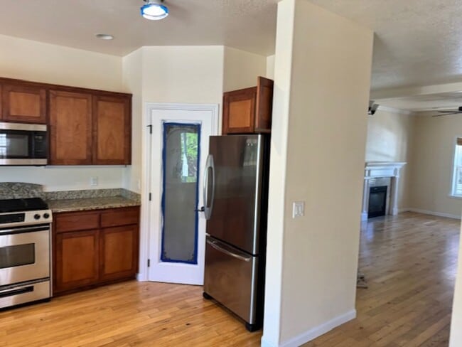 Building Photo - NEW TO MARKET/ LARGE 2 STORY HOME ON PRIVA...