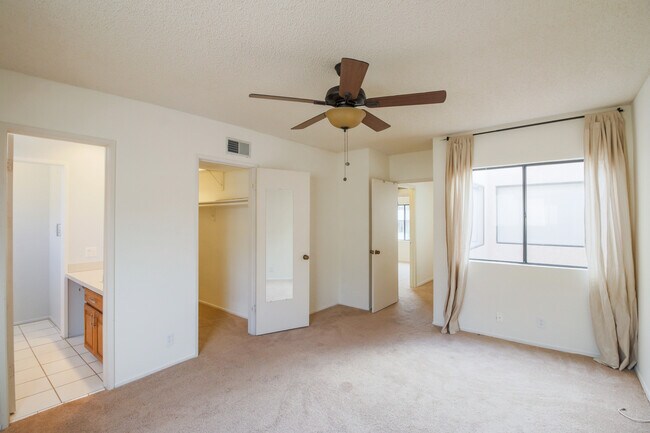 Building Photo - Beautiful Tri-Level 2BD + BONUS ROOM 3BA Townhome in Ranch Los Charcos!