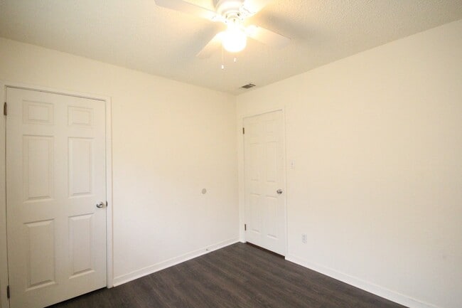 Building Photo - Modern Comfort in a Prime Location – 3-Bed...