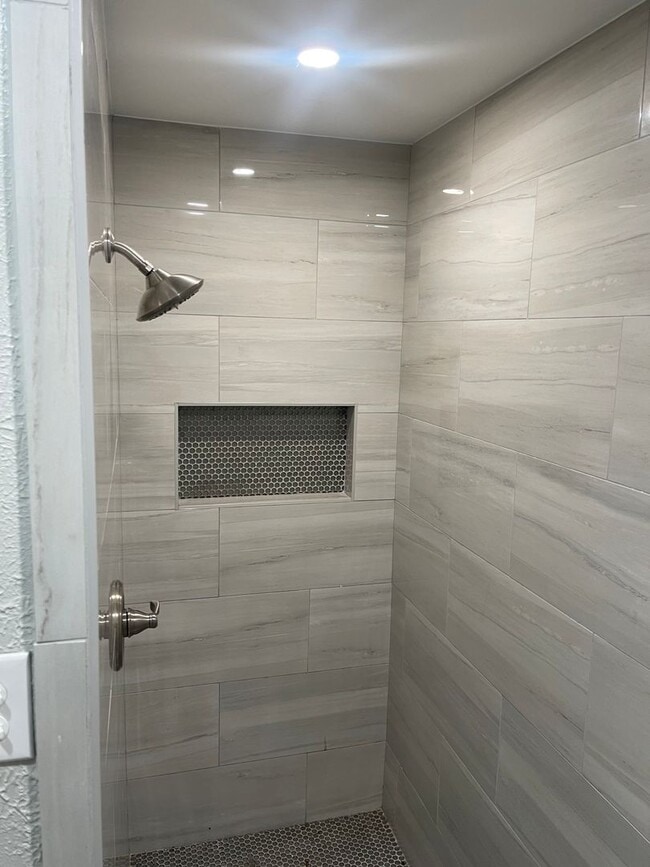 Building Photo - 5826 Sandhurst Ln