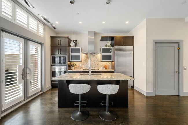 Building Photo - LUX 2BD, 2.5BA Brownstone in Cherry Creek ...