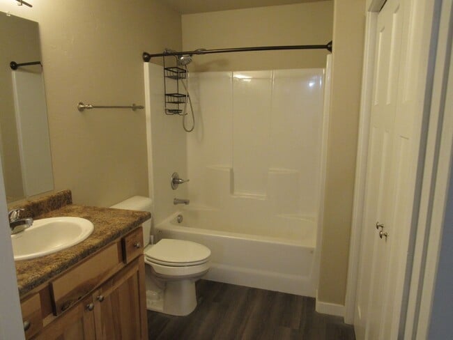 Building Photo - Nearly New 2bd/1ba Apartment w/washer/dryer included!