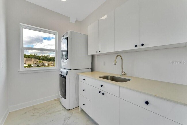 Building Photo - 10468 SW 32nd Ave
