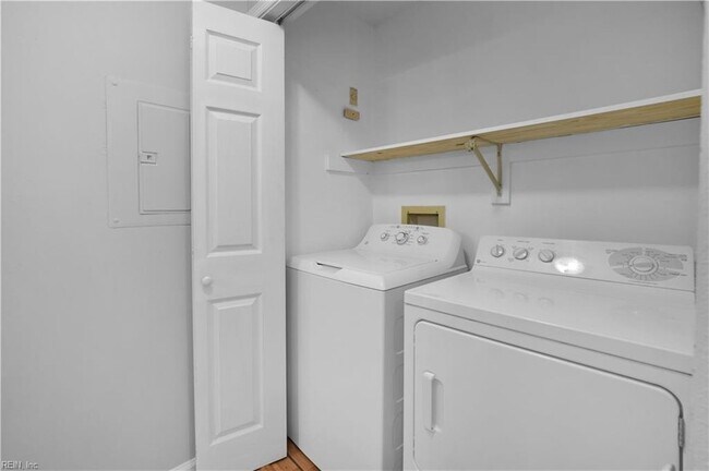Building Photo - 240 Ferdinand Cir