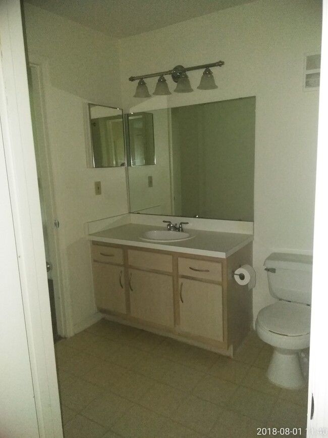 Building Photo - AVAILABLE NOW! 1 bedroom 1 bathroom condo ...