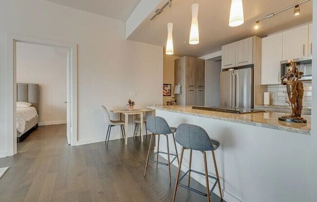 Building Photo - Highrise Condo in the Heart of Music City!