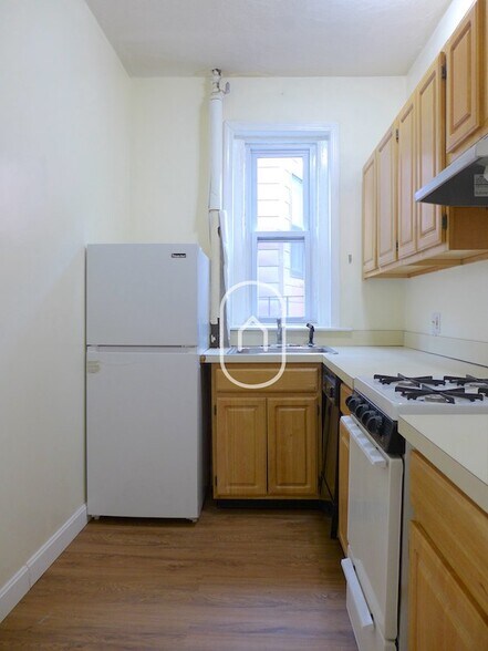 Building Photo - 458 Park Dr