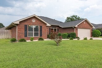 Building Photo - Spacious 4-Bedroom Home - Great Location