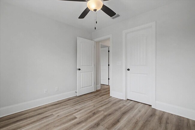 Building Photo - 4 Bedroom Home Available Now!