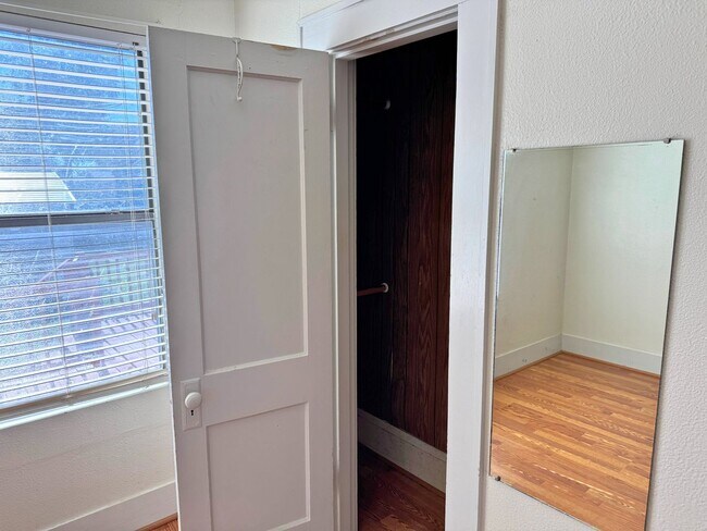 Building Photo - Adorable 3 Bed, 1 Bath Craftsman Home