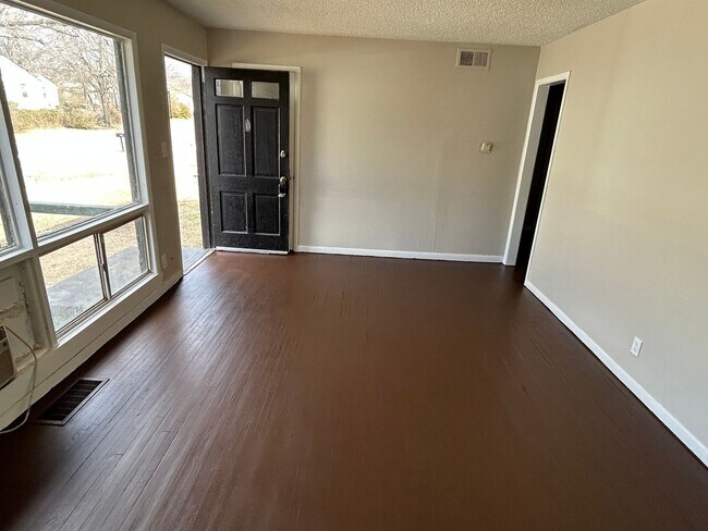 Building Photo - 3 Bedroom!