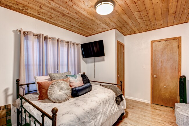 Building Photo - 410 Harvard Dr SE