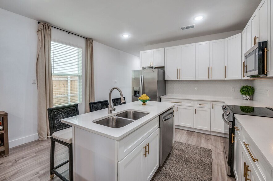 Building Photo - 2325 Budd St