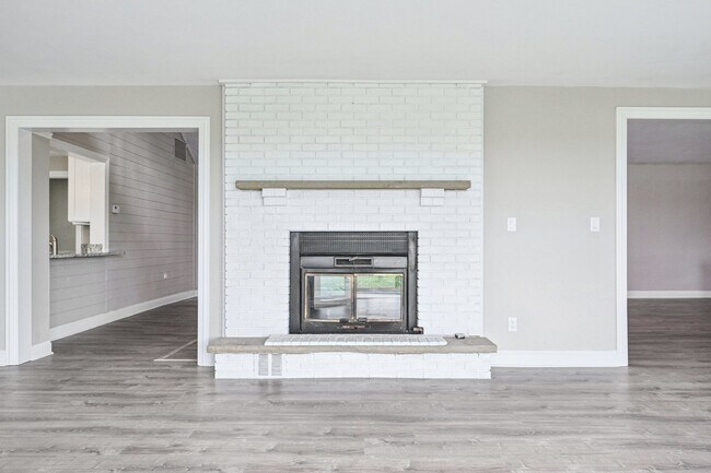 Building Photo - 1406 Busse Rd