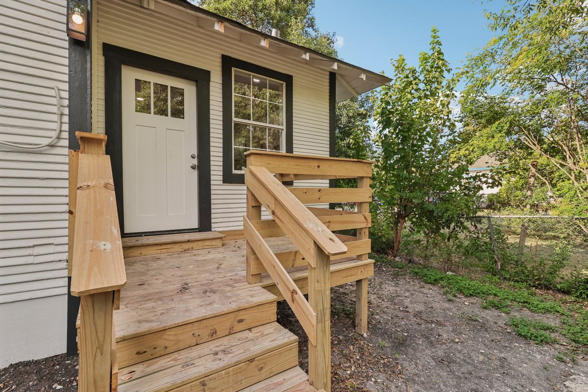Building Photo - 1119 W Huisache Ave