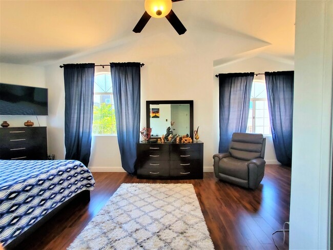 Master bedroom - 919 W Lewis St